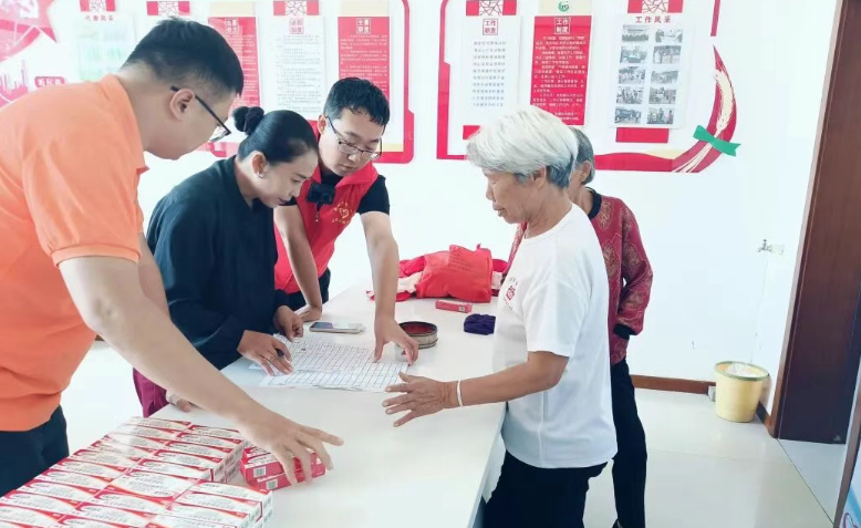 哈药基金会深入佳木斯市桦南县愚公村开展药品捐赠活动